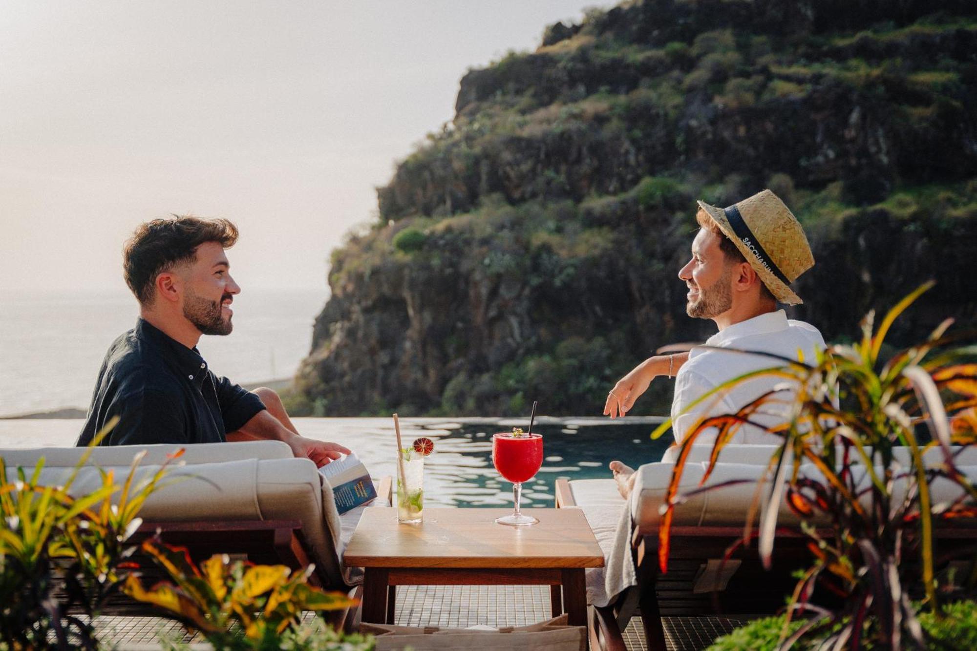 Saccharum - Resort And Spa - Savoy Signature Calheta  Exterior photo Two men drinking cocktails