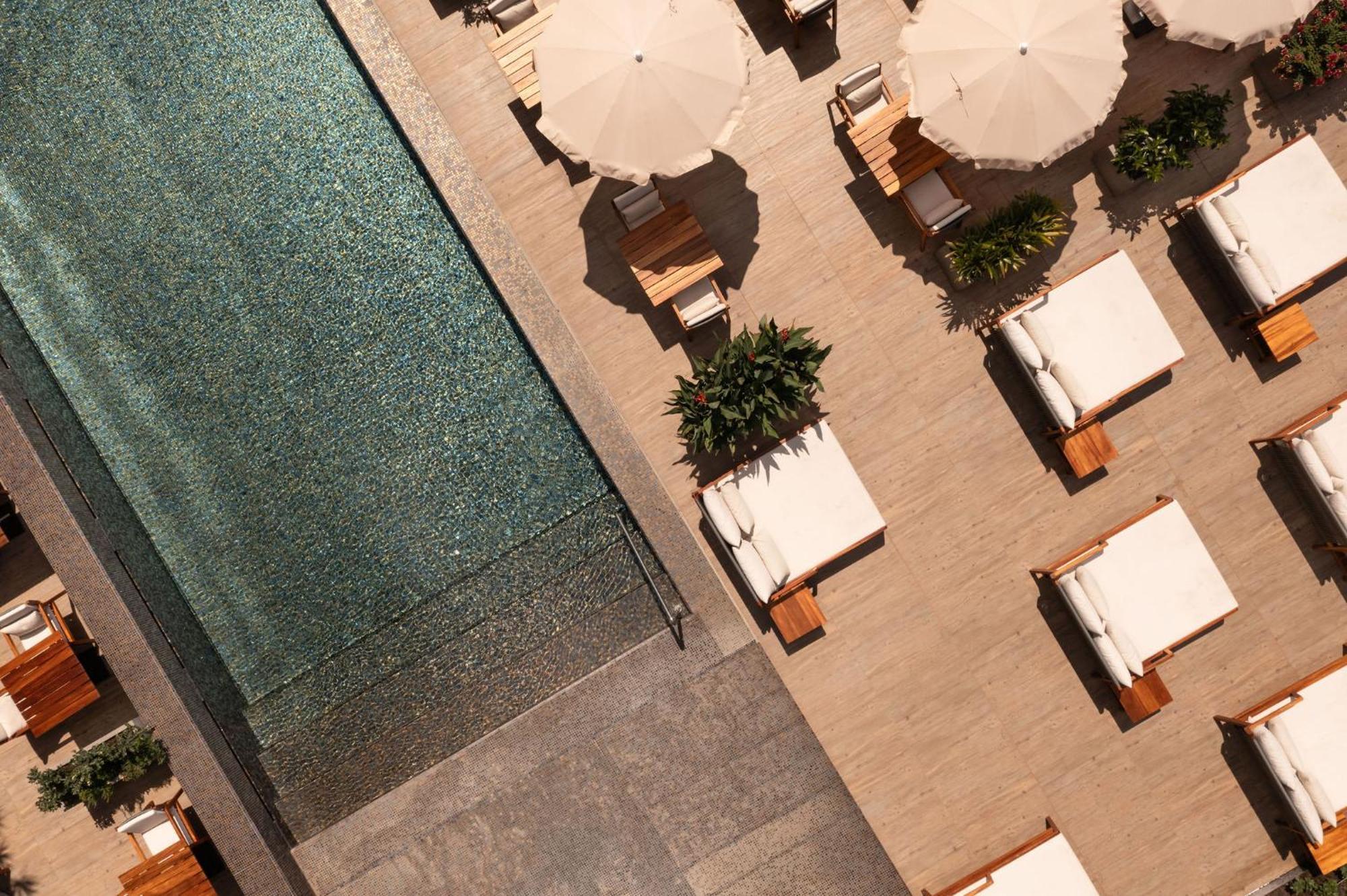 Saccharum - Resort And Spa - Savoy Signature Calheta  Exterior photo The pool at the 101 Sky Lounge